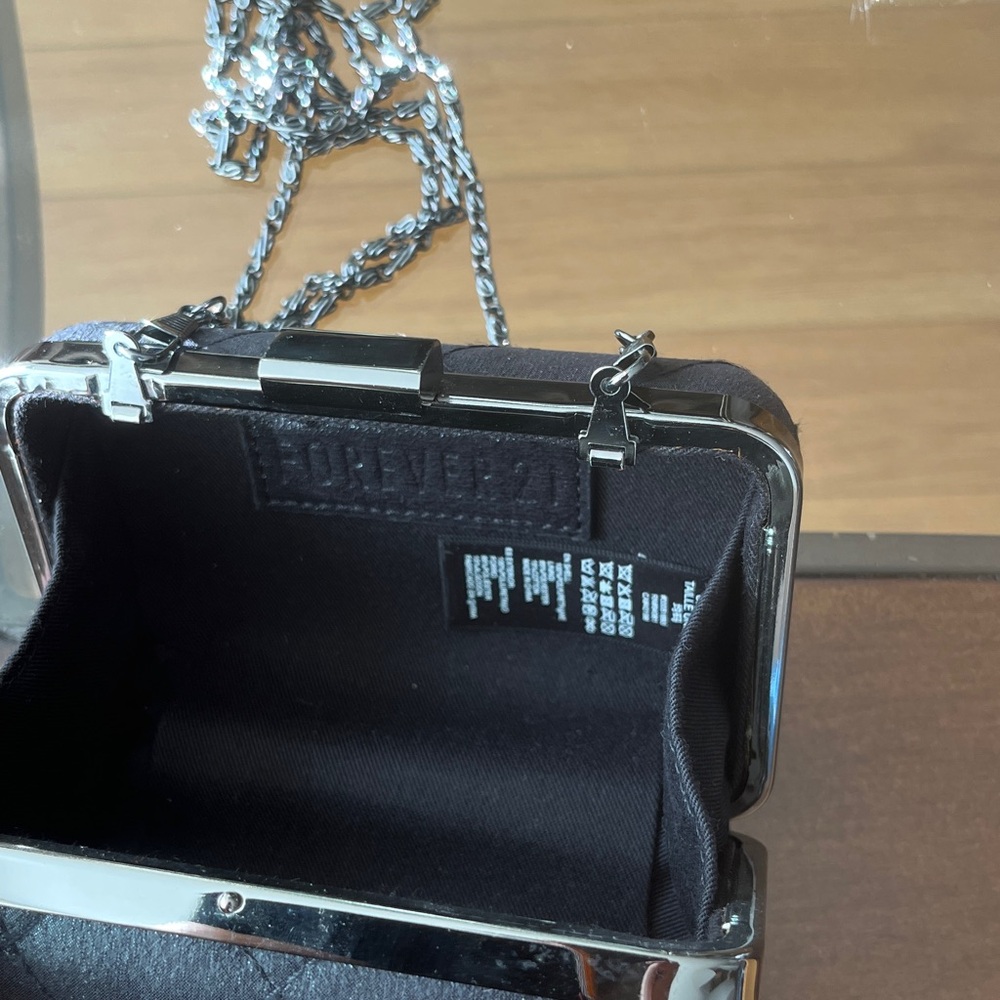 FOREVER 21 | Black Quilted Mini Clutch - Picture 5 of 5